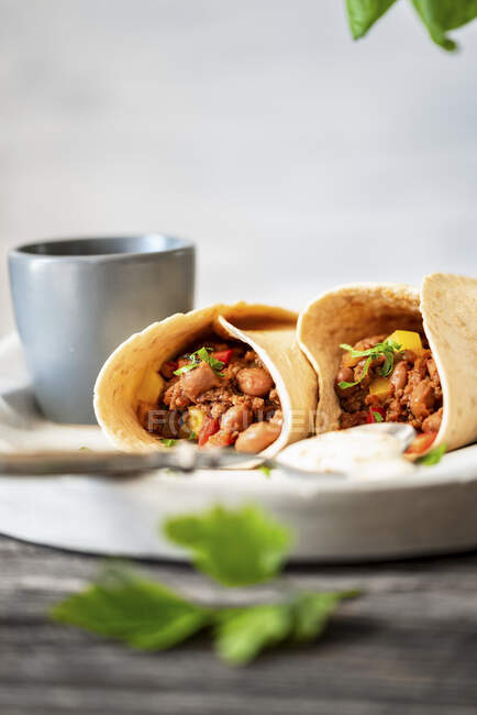 Burritos mit Rindfleisch und Bohnen — Stockfoto