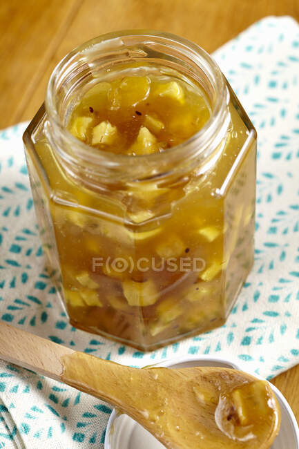 Apple, kiwi and avocado jam in a screw-top jar — Stock Photo