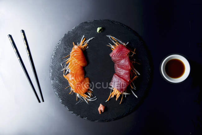 Tuna and salmon sashimi (Japan) — Photo de stock