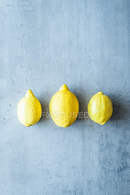 Une rangée de trois citrons — Photo de stock