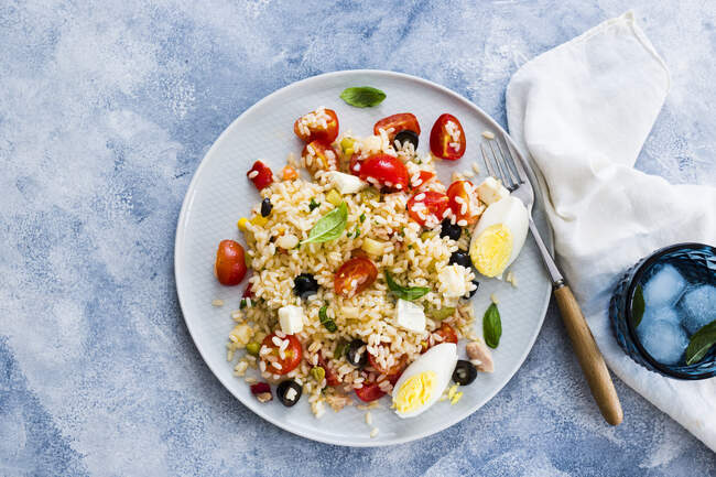 Рисовый салат с тунцом, яйцами и помидорами — стоковое фото