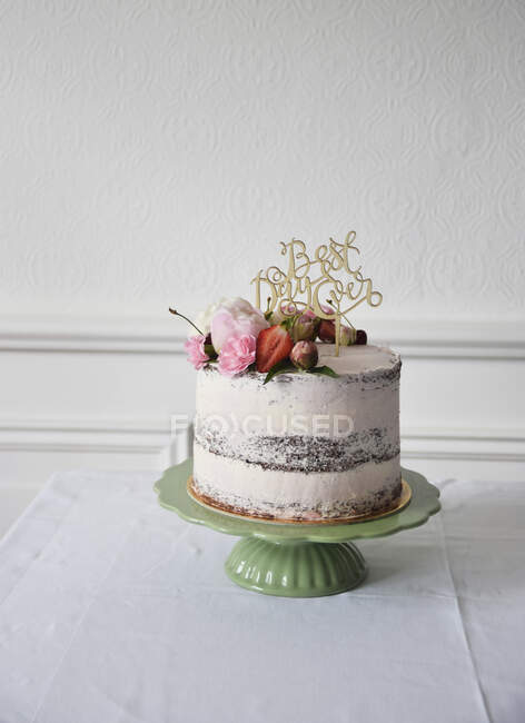Um bolo nu decorado com flores — Fotografia de Stock