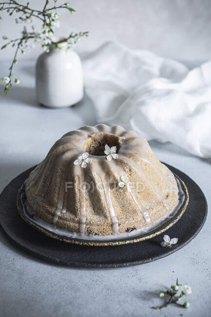 Веганський і безглютеновий дріжджовий торт бабка — стокове фото
