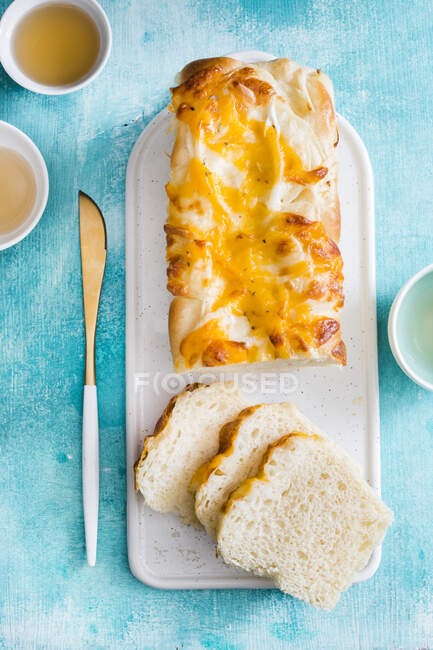 Цибуля і сирний хліб з скибочками — стокове фото