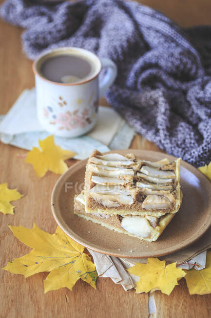 Apple and walnut pie and coffee — Stock Photo
