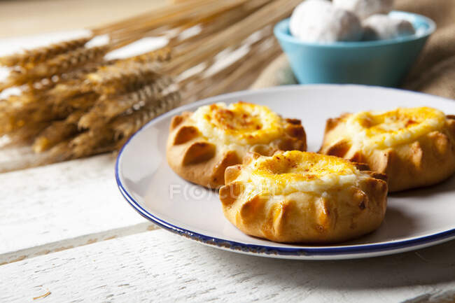 Kalitsounia - cheese biscuits from Crete — Stock Photo
