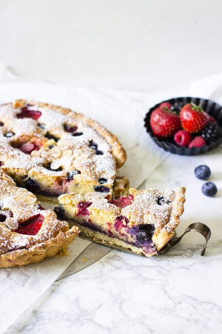 Bakewell tart with berries — Stock Photo