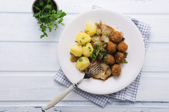 Potatoes with white cabbage and vegan bean balls — Stock Photo