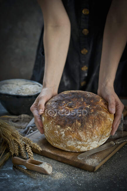 Крупный план вкусной женщины держать sourdouh хлеб — стоковое фото