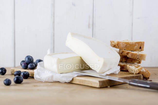 Nahaufnahme von köstlichem Camembert, Blaubeeren und Brot — Stockfoto