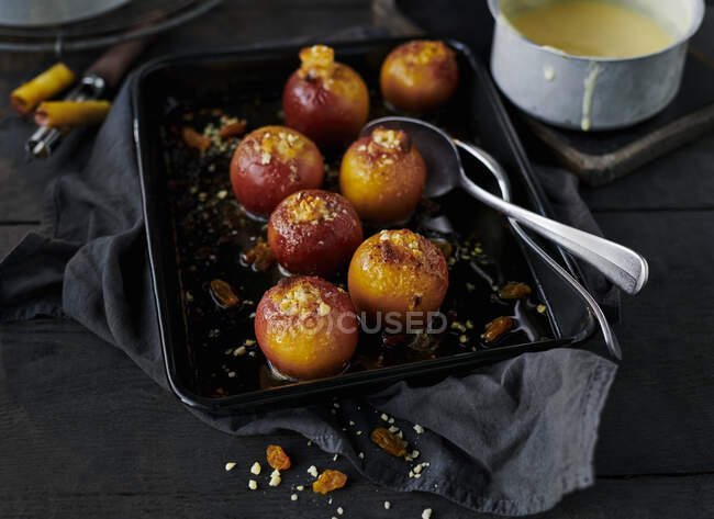 Mini manzanas al horno en una bandeja para hornear - foto de stock