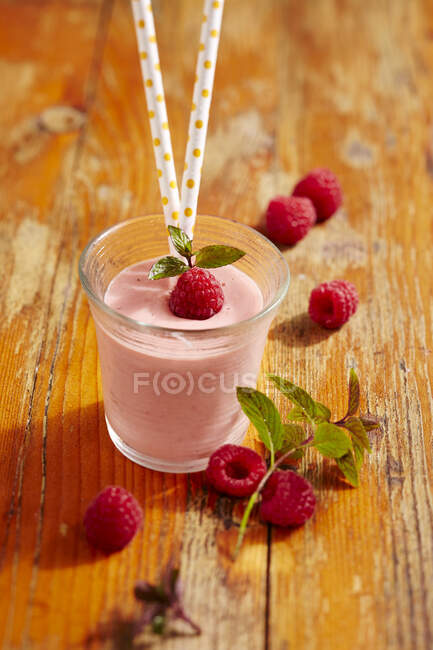 Mango and raspberry smoothie with agave, yoghurt, milk and mint — Stock Photo