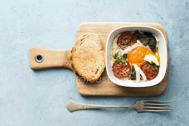 Egg with tomato, basil and toasted bread — Photo de stock