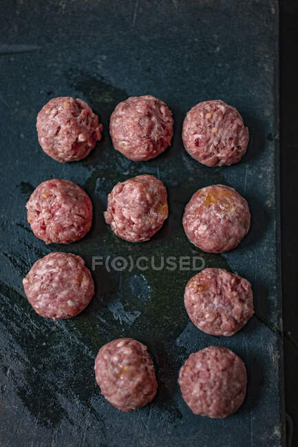 Raw meatballs on pan — Stock Photo