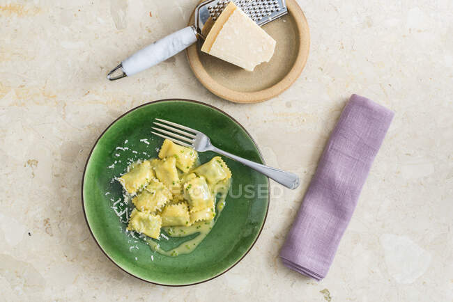 Ravioli with herb sauce and Parmesan — Stock Photo