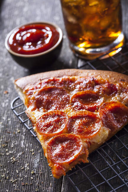 Пепероні Піца на столі, кріп. — стокове фото
