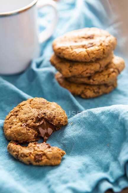 Biscuits au morceau avec remplissage au chocolat liquide — Photo de stock