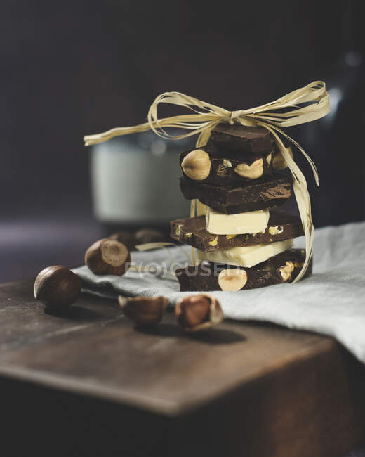 Schokoladenstücke übereinander gestapelt aromatisieren — Stockfoto