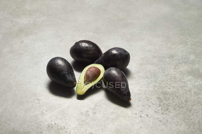 Дикие авокадо, целые и пополам — стоковое фото