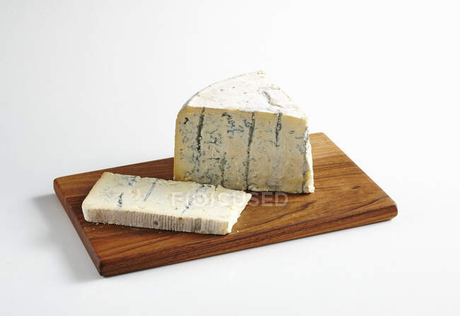 Gorgonzola con molde azul en una tabla de madera - foto de stock