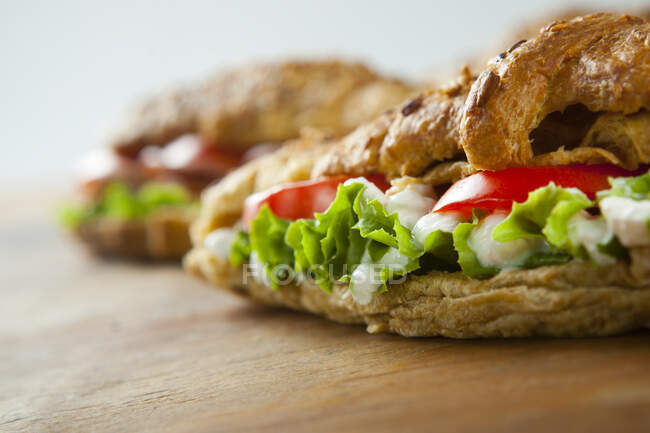 Croissant gefüllt mit Truthahn, Käse, Tomaten und Salat — Stockfoto