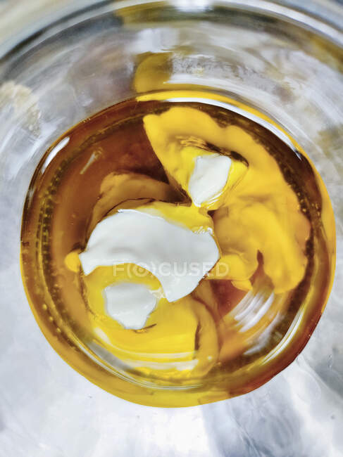 Zutaten für Salatdressing (Öl, Essig, Joghurt) im Glas — Stockfoto