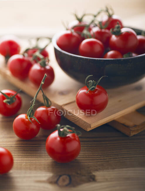 Close-up shot of cherry Tomatoes on wooden board — Photo de stock