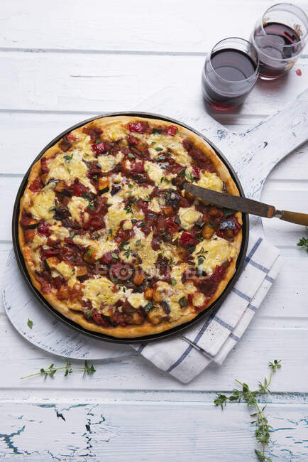 Baked pizza with ratatouille and vegan cheese — Stock Photo