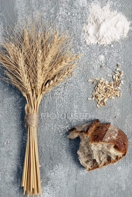 Крупным планом вкусного органического пшеничного хлеба — стоковое фото