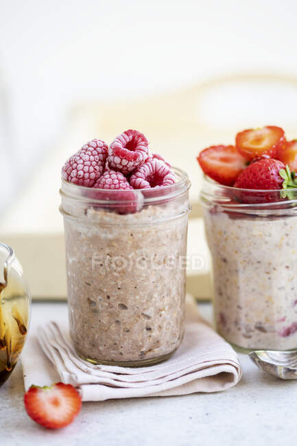 Overnight oats with fresh berries in jars — Stock Photo