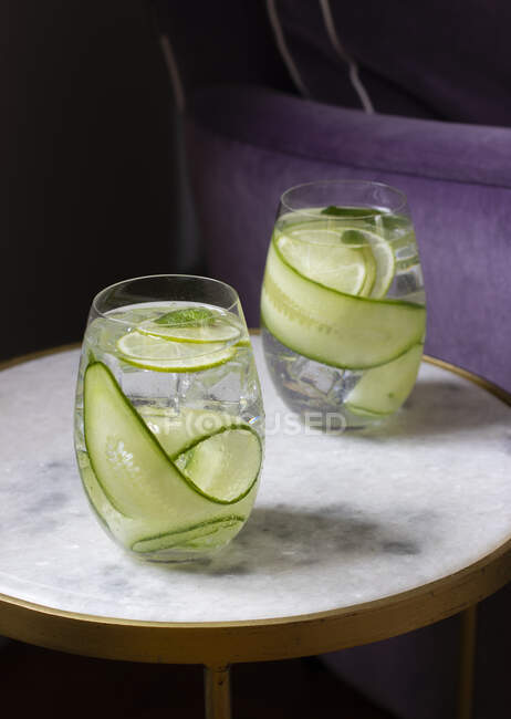 Pepino, limão e água com gás de hortelã em copos — Fotografia de Stock