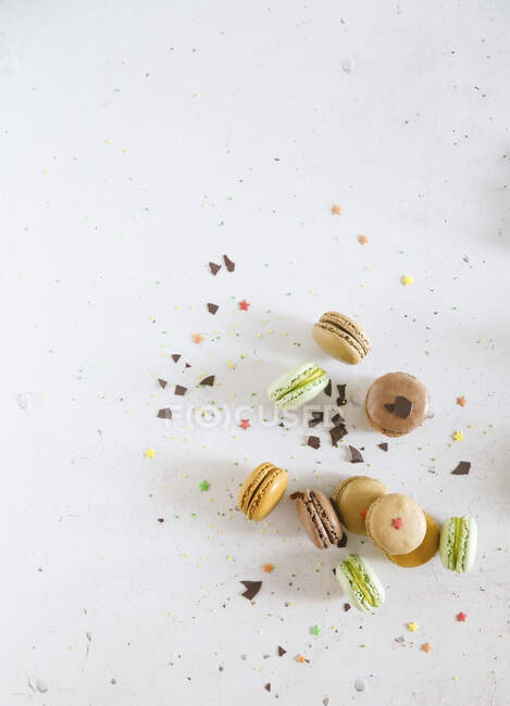 Varios macarons con chispas de chocolate y estrellas de azúcar - foto de stock