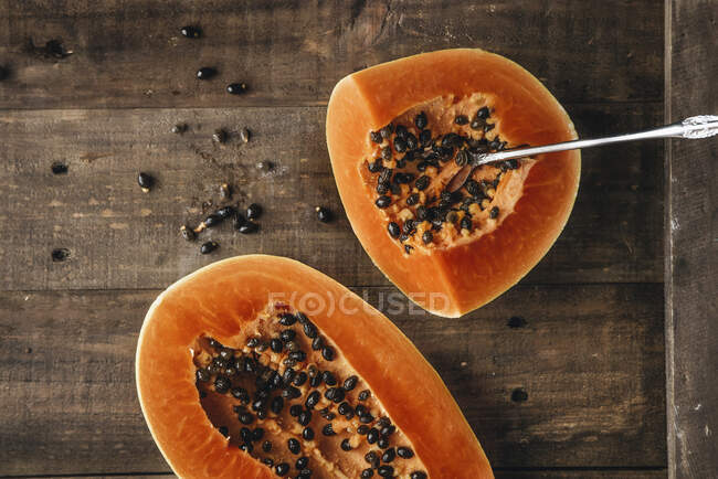 Nahaufnahme von köstlicher Papaya, in Scheiben geschnitten — Stockfoto