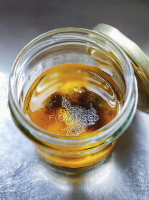Ingredienti per condimento d'insalata (olio, aceto, sale, pepe) in un bicchiere — Foto stock