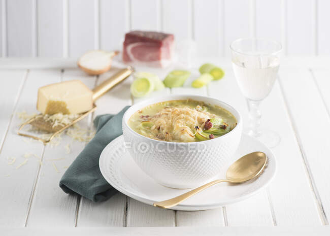 Sopa de puerro Baden con queso y tocino - foto de stock