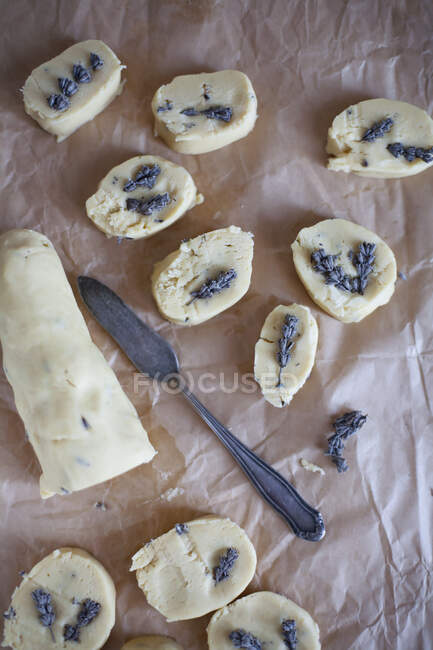 Masa para galletas de mantequilla con lavanda y cuchillo vintage - foto de stock