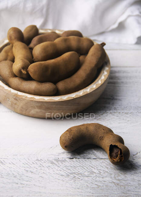 Roasted peanuts in a bowl on a wooden background — Stock Photo