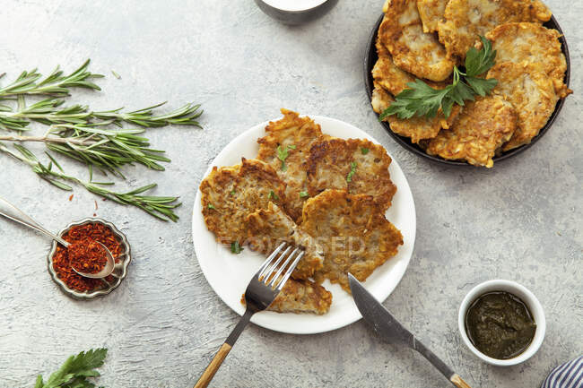 Jewish potato latkes with dry red pepper flakes and mint sauce — Stock Photo