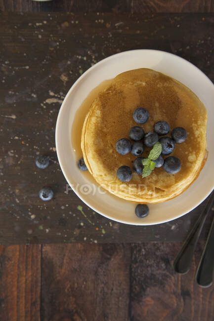 Blueberry pancakes and maple syrup — Stock Photo