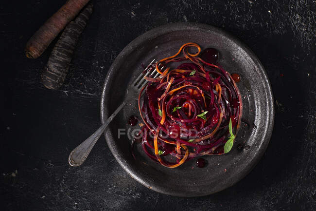 Vegetable spiral salad made from red, orange beets and carrots — Stock Photo