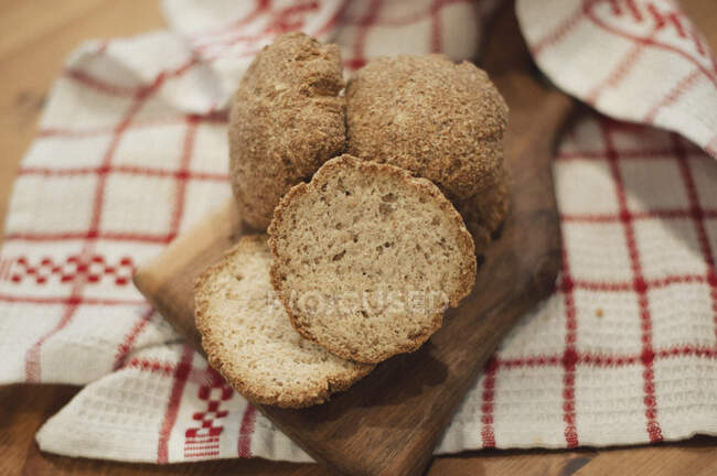 Plan rapproché de délicieuses boulettes de pain à la farine d'amande — Photo de stock