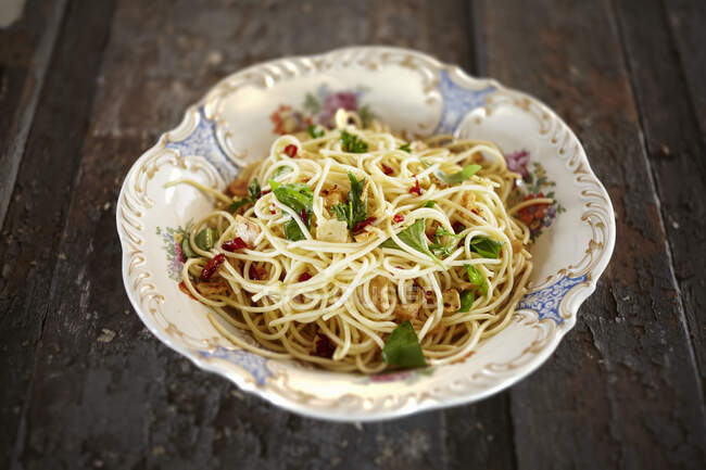 Primer plano de deliciosos espaguetis con ajo y chile - foto de stock