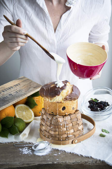 Каломбо, пасхальный торт с апельсиновым соком и леденцами — стоковое фото