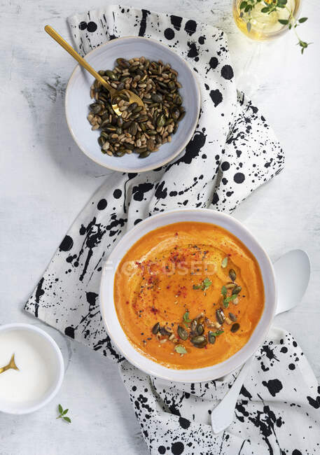 Zuppa di pomodoro vegan con semi — Foto stock