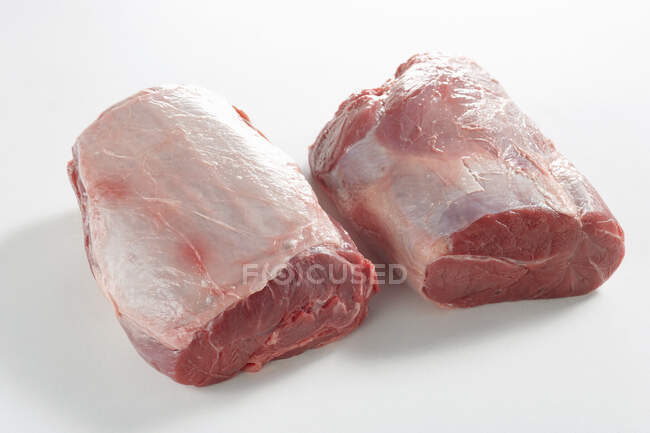 Carne cruda su bianco — Foto stock