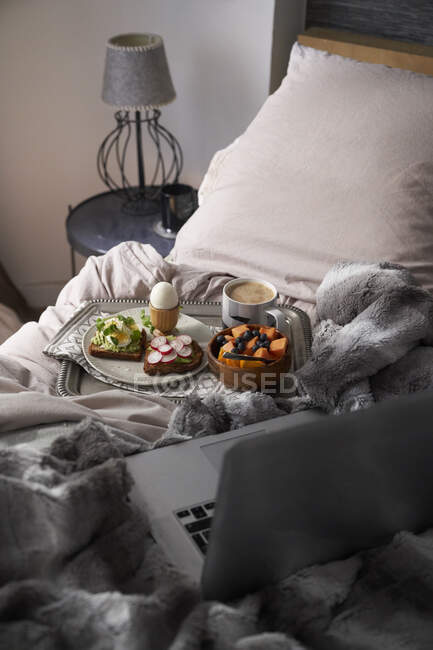 Primo piano colpo di deliziosa colazione e lavoro a letto — Foto stock