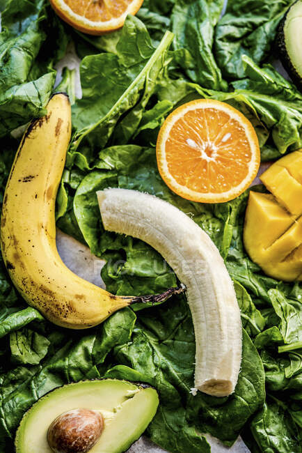 Бананы, апельсины, манго, авокадо и шпинат для смузи — стоковое фото