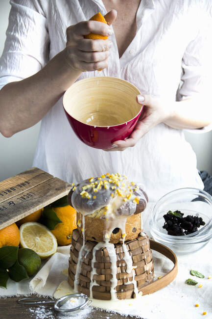 Kalombo gâteau de Pâques au jus d'orange et fruits confits — Photo de stock