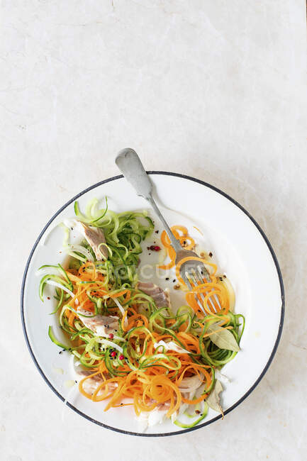 Insalata con carote, cetriolo, cipolla e pesce — Foto stock