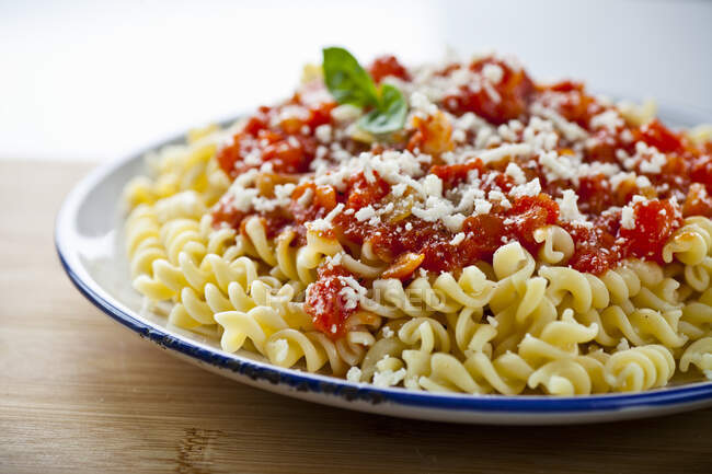 Fusilli with tomatoe sauce and parmesan — Stock Photo
